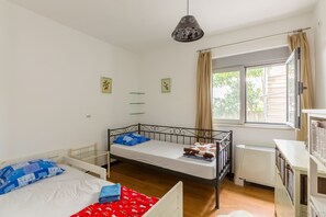 3 bedrooms, in-room safe, desk, iron/ironing board