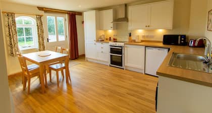 Old Dairy Cottage - Self catering cottage in the heart of rural Wiltshire. Kennet Avon Canal Nearby