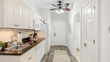 Kühlschrank, Mikrowelle, Ofen, Geschirrspüler