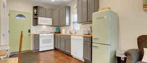 Frigorífico, microondas, horno y placa de cocina