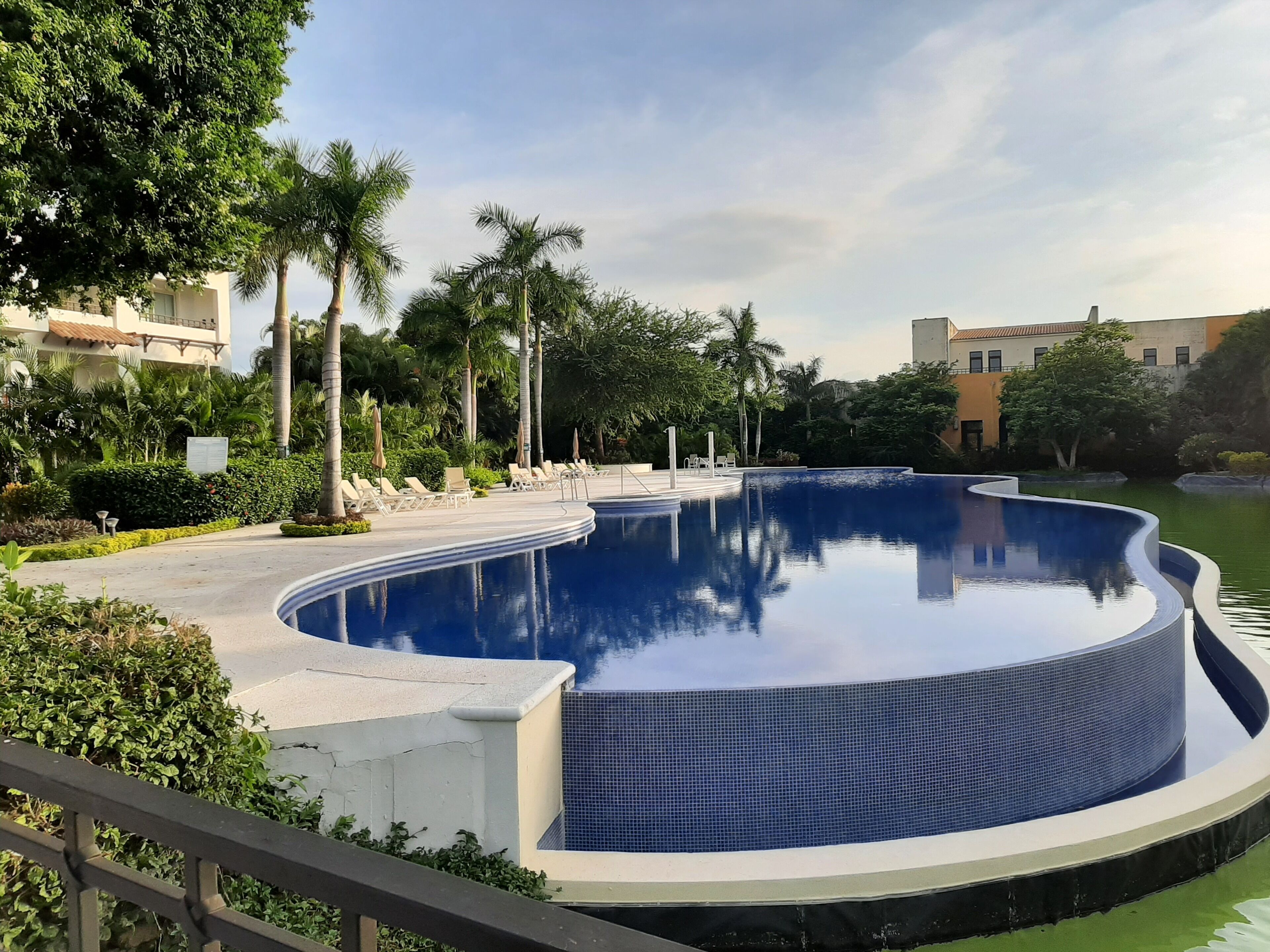 Una piscina al aire libre, una piscina climatizada