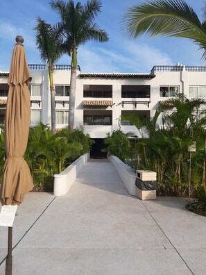 Property grounds - Beautiful 2-bedroom 2-bath condo with pools (Nuevo Vallarta)