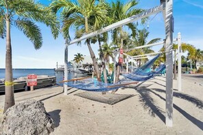 サンラウンジャー、ビーチタオル