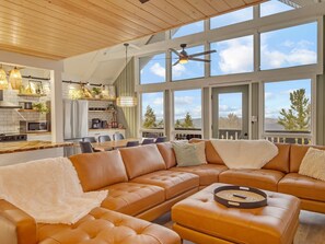 Smart TV, fireplace, stereo