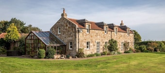 Fabulous Sleeps 10 Country House