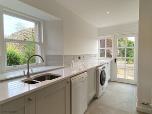 Kühlschrank, Mikrowelle, Ofen, Geschirrspüler