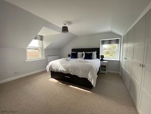 5 bedrooms, iron/ironing board, travel cot, Internet - Fabulous Sleeps 10 Country House (St Andrews)