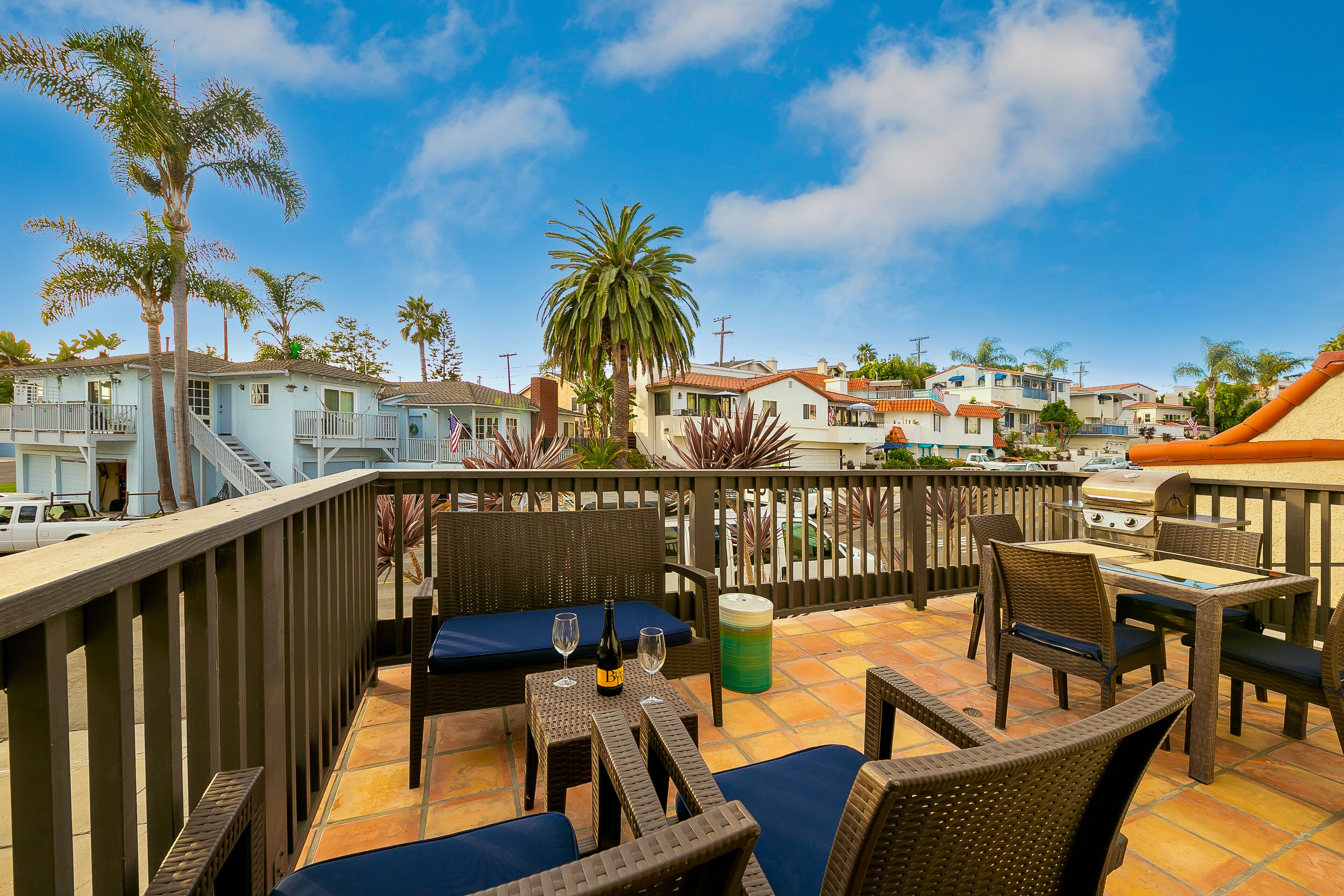 Beautiful Luxury Retreat,Private Patio+Peak-A-Boo Ocean View