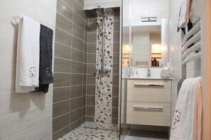 Dusche, Haartrockner, Handtücher