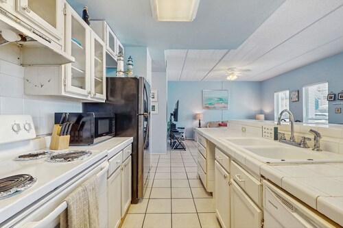 Ground-Floor Condo with WiFi & Shared Pool - Beach Across the Street, 2 Dogs OK