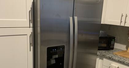 Clean and comfortable relaxing place. Restaurants less than a few blocks away.