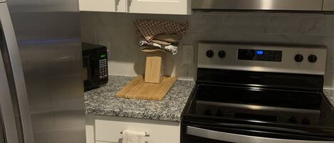 Een magnetron, kookgerei, borden en bestek