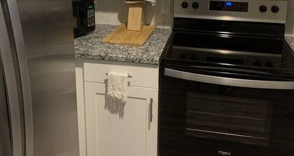 Clean and comfortable relaxing place. Restaurants less than a few blocks away.