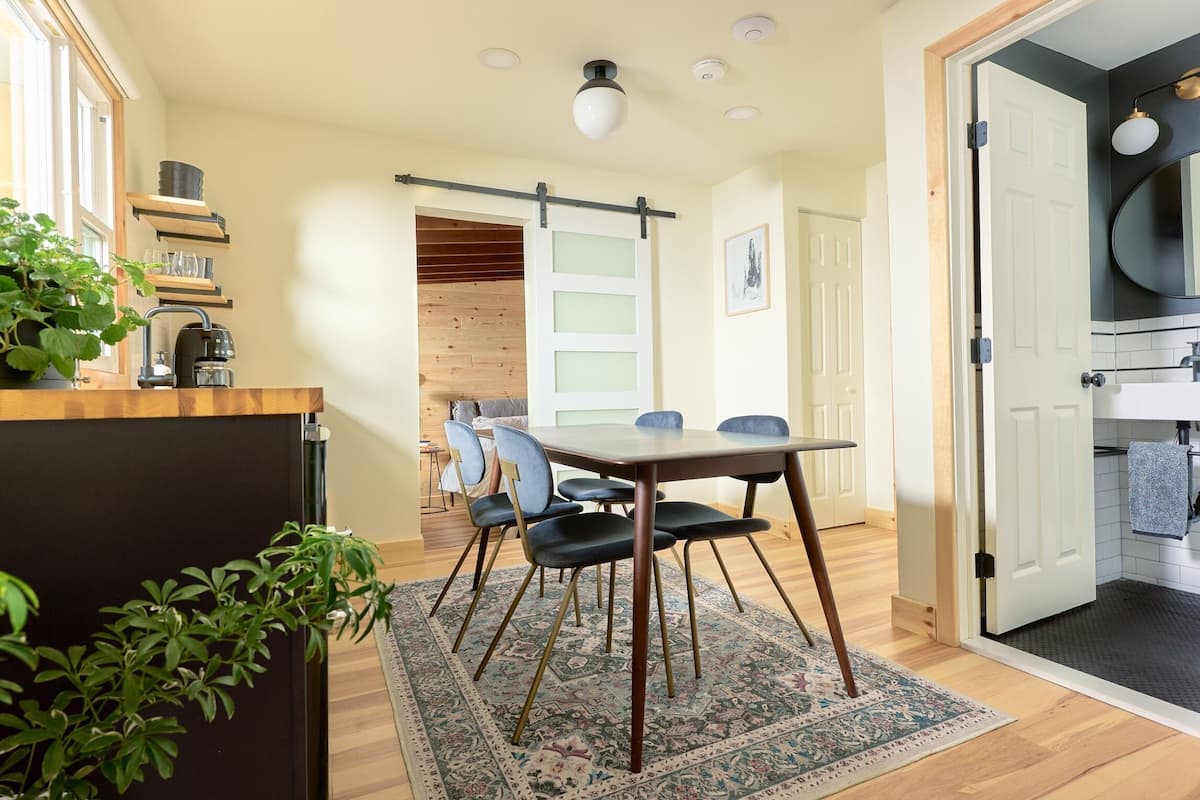 Deluxe Room | In-room dining