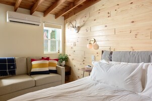 Suíte premium, 1 cama King, cozinha americana | Roupas de cama premium, edredons de pluma, Wi-Fi de cortesia