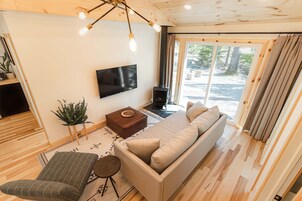 Premium Cabin | Living area | 44-inch Smart TV with digital channels, TV, Netflix