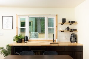 Deluxe Room | Private kitchenette | Microwave, coffee/tea maker, electric kettle, cookware/dishes/utensils