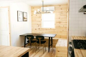 Cabana premier, 2 quartos, banheira de imersão | Sala de jantar