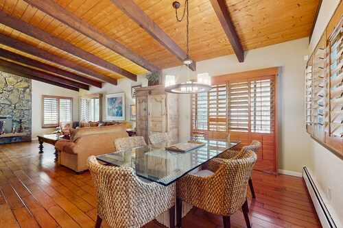 Fantastic Aspen Gem Near Downtown w/ Free WiFi, Large Deck & Skiing Nearby