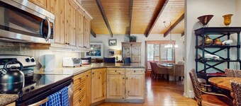 Fantastic Aspen Gem Near Downtown w/ Free WiFi, Large Deck & Skiing Nearby