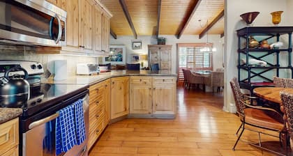 Fantastic Aspen Gem Near Downtown w/ Free WiFi, Large Deck & Skiing Nearby