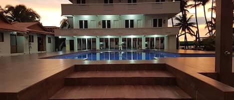 Hồ bơi ngoài trời, ghế dài tắm nắng