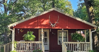 Cabin like setting on secluded wooded property 5 minutes from Caddo Lake