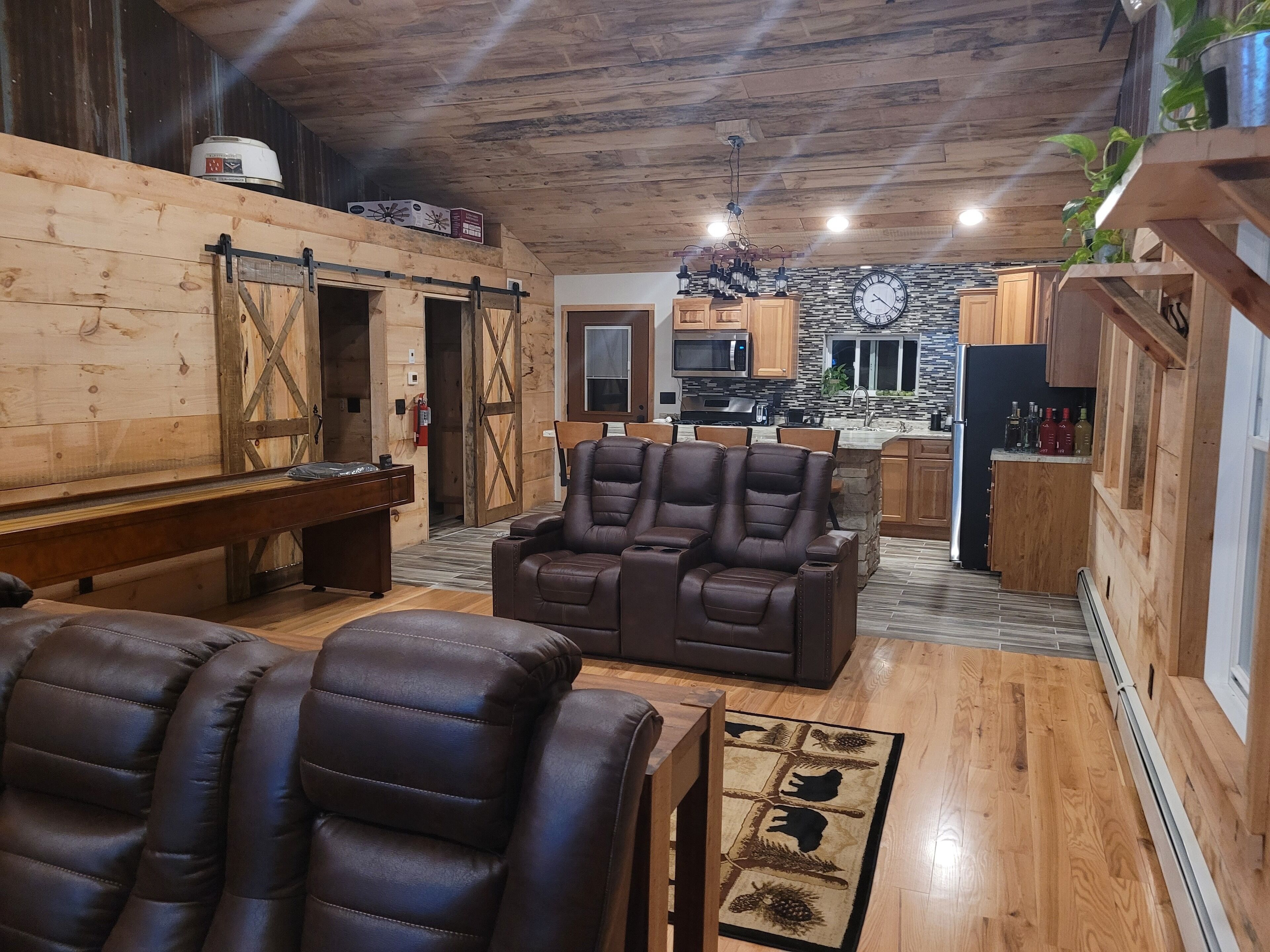 TV connectée, cheminée, jeux vidéo, baby-foot