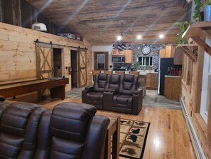 Smart-tv, een open haard, videospelletjes en tafelvoetbal