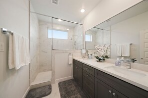 Combined shower/bathtub, towels