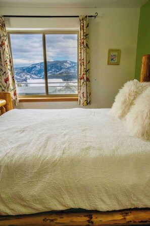 3 quartos, escrivaninha, ferros/tábuas de passar roupa