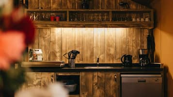 Een koelkast, een magnetron, een kookplaat, een vaatwasser