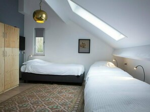 7 bedrooms, travel cot, WiFi