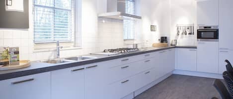 Réfrigérateur, micro-ondes, plaque de cuisson, lave-vaisselle