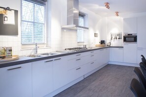 Kühlschrank, Mikrowelle, Herdplatte, Geschirrspüler