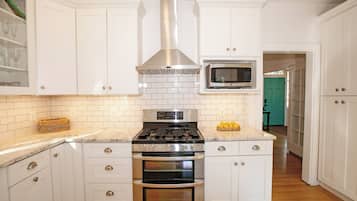 Køleskab, mikrobølgeovn, ovn, kogeplade