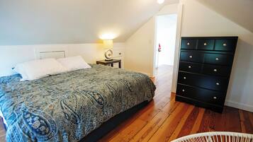 5 bedrooms, travel crib, WiFi, bed sheets