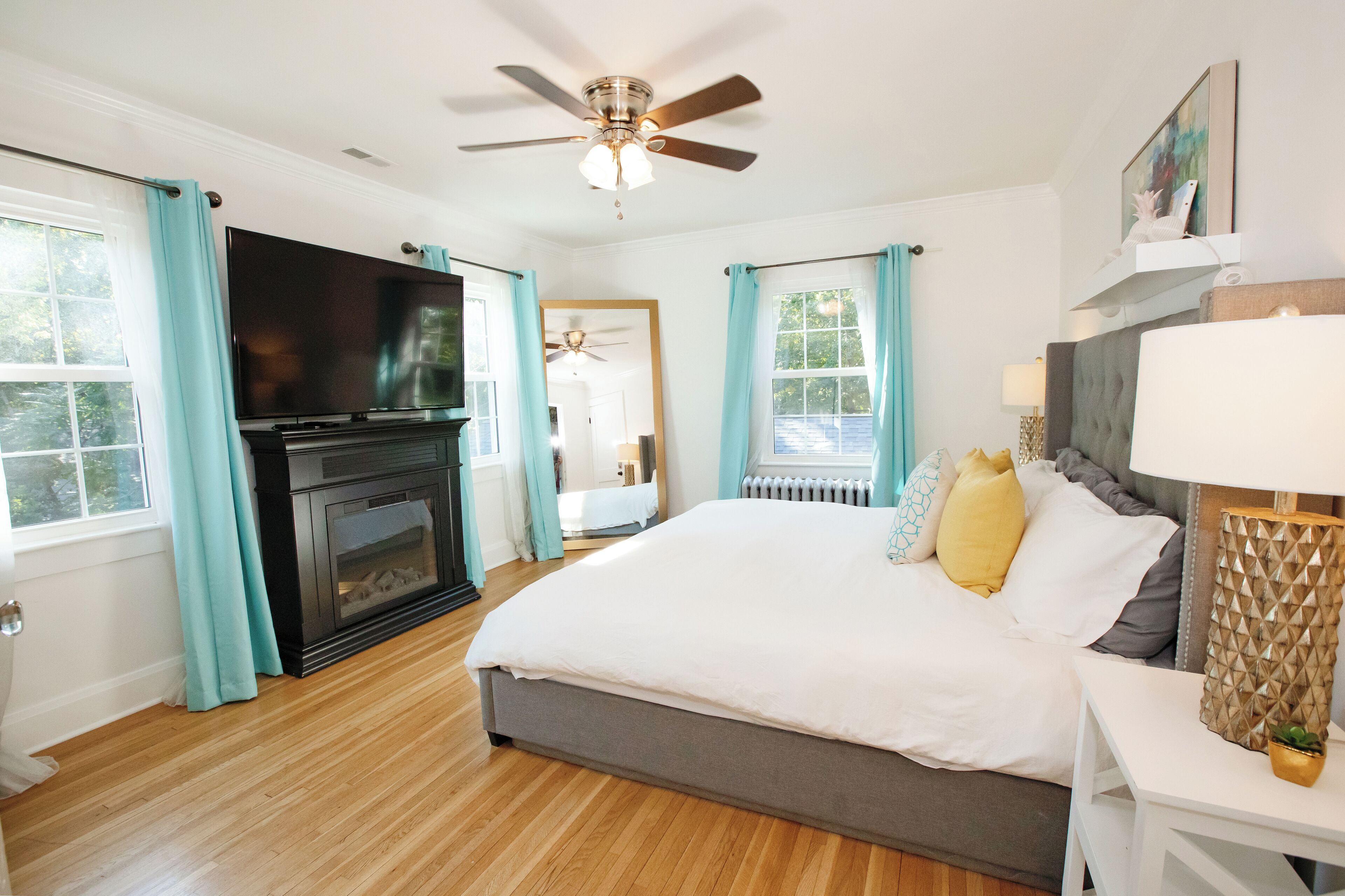 5 bedrooms, travel crib, WiFi, bed sheets
