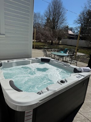 Terrace/patio - Downtown Yellow Springs- Walkable. Hot Tub. Fire Pit + Pets Welcome (Yellow Springs)