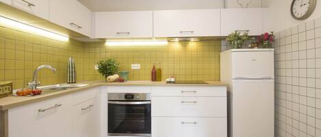 Réfrigérateur, four, lave-vaisselle, cafetière/bouilloire