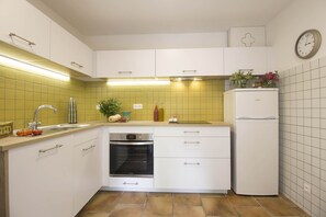 Réfrigérateur, four, lave-vaisselle, cafetière/bouilloire