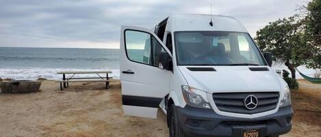 Plage à proximité, chaises longues, serviettes de plage