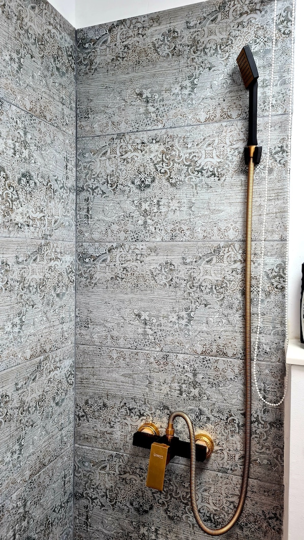 Shower, towels