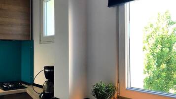 Frigorífic, microones, forn i utensilis de cuina, vaixella i coberteria