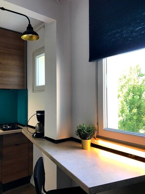 Jääkaappi, mikroaaltouuni, uuni, keittoastiat/astiat/ruokailuvälineet