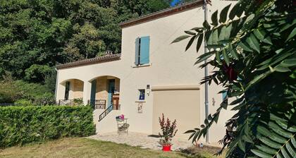 Bed & Breakfast / Chambre d'hôtes 'La Perle de Frayssinet-Le-Gélat', France
