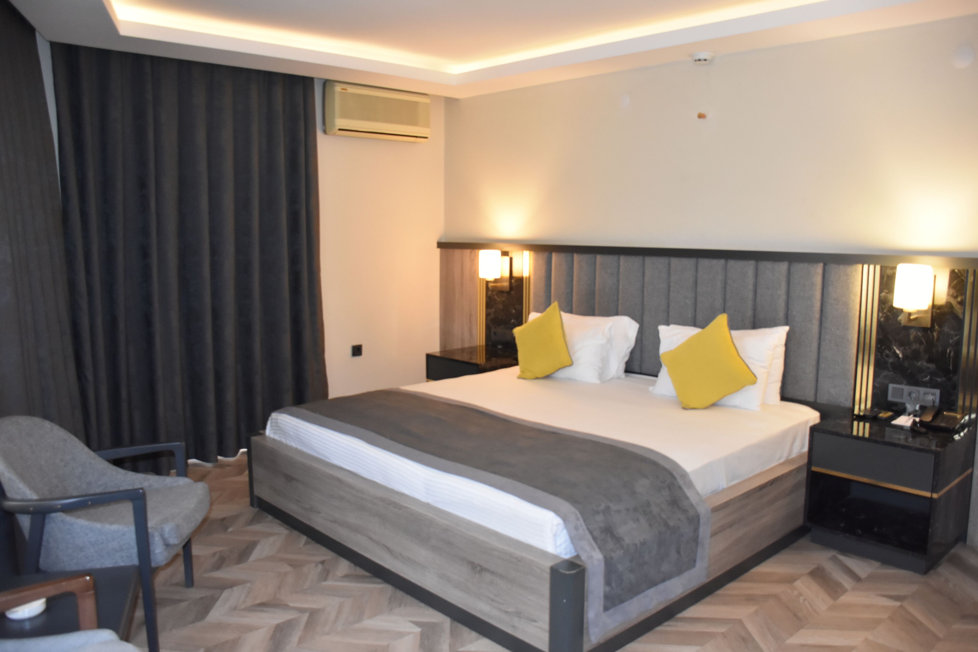 Rom – business, balkong | Minibar (inkludert), safe på rommet og individuelt dekorert