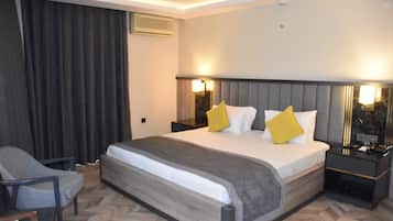 Rom – business, balkong | Minibar (inkludert), safe på rommet og individuelt dekorert