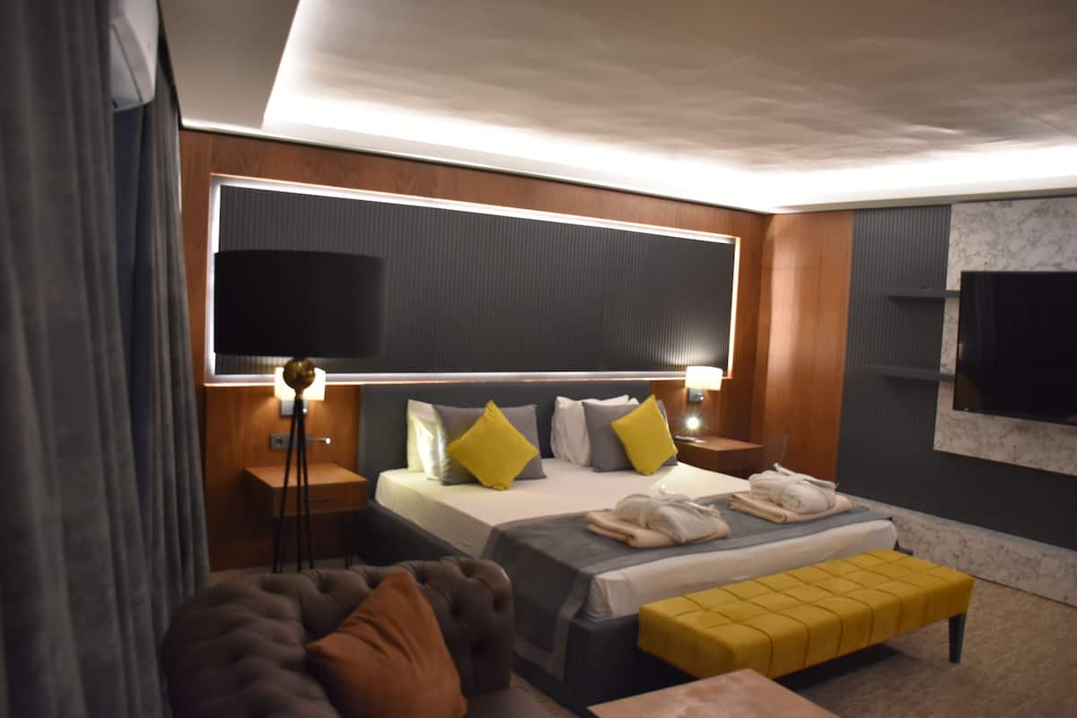 King Suite | Een gratis minibar, een kluis op de kamer, individueel gedecoreerd