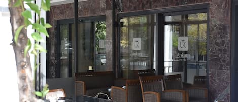 Télévision LED, table de tennis de table, livres